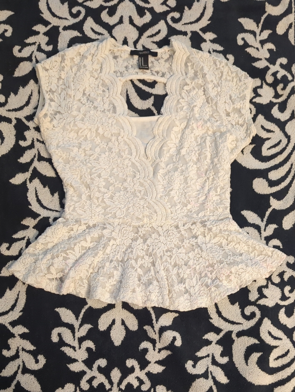 Vintage Y2K Forever 21 Ivory Lace Peplum Blouse Scalloped Neck Line Bacckless S